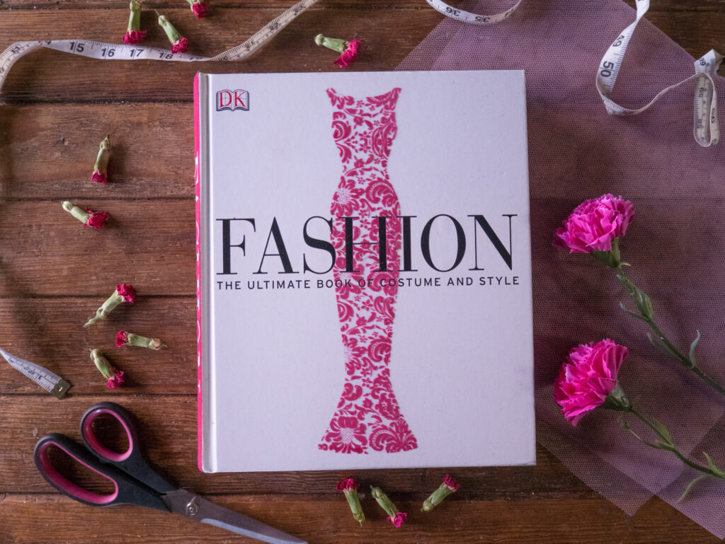 洋書 FASHION:THE ULTIMATE BOOK OF COSTUME AND Amazon | Fashion: The Ultimate Book of Costume and Style
